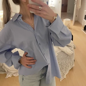 Blå skjorta  - Jätte fin blå skjorta med öppen rygg. kommer tyvärr inte till andvändning av mig därav säljer ja den.  Skriv vid frågor eller funderingar💕