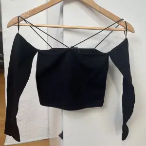 En helt ny svart tröja från Zara som jag aldrig använt! Passar storlek xs och S🖤Den är i ett sportigt material. Skriv för bild på☺️