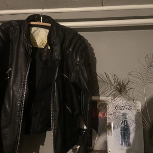 Läderjacka - Vintage läderjacka. Sitter axelvaddar på vilket bidrar till den snygga oversized looken! Sitter snyggt oversized på mig som vanligtvis har S/M