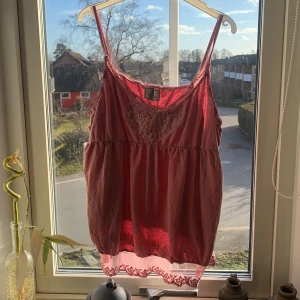 Rosa sommartopp  - Rosa sommartopp med spets från noa noa! Så söt och mysig med ett hjärta på framsidan. Passar allt från Xs till XXL💕Skriv för frågor🫶
