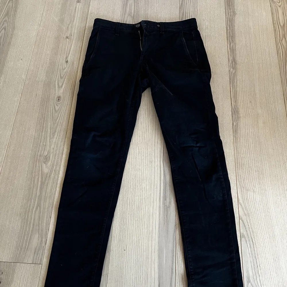 Bra skick sthlm stil Chinos som är köpta för 2,450kr som på bilden. Knappt använda. Jeans & Byxor.