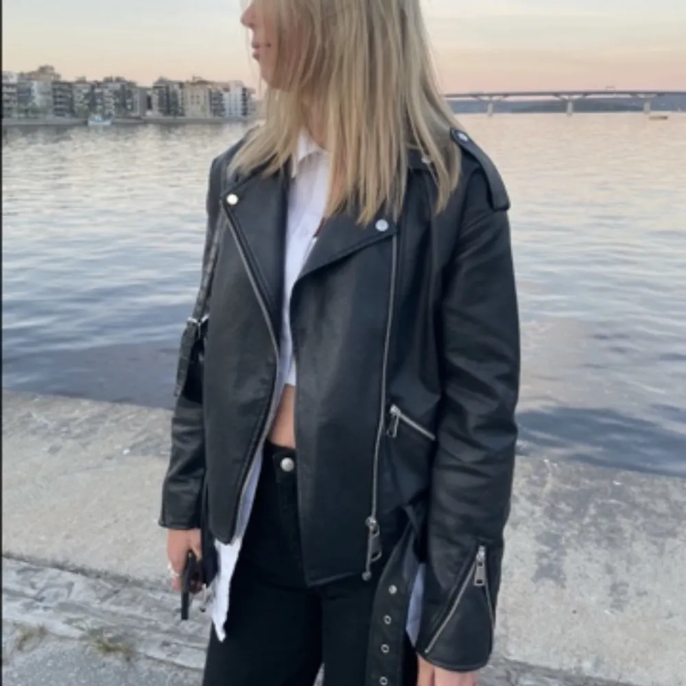 Jätte snygg skinnjacka från missguided i storlek 36. Bra skick. Köparen står för frakten💗. Jackor.