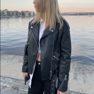 Skinnjacka - Jätte snygg skinnjacka från missguided i storlek 36. Bra skick. Köparen står för frakten💗