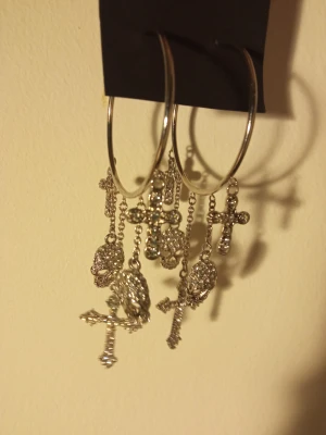 Pisssnygga örhängen  - Skitsnygga örhängen me döskallar och kors i silver me kristaller på, passar me allt, helt oanvända!