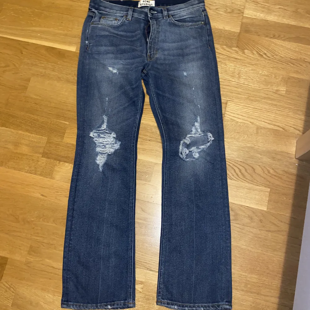 Säljer dessa snygga jeans, säljer pga att de e lite stora🫶🏻💕. Jeans & Byxor.