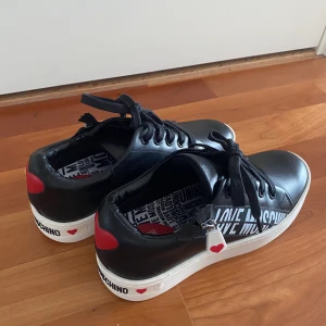 Love Moschino skor - SÅÅÅ snygga Love Moschino skor i storlek 37❤️ Använt väldigt få gånger och är i superbra kondition!☺️ Skorna köptes för 2.616kr❤️Skriv privat för mer frågor!