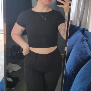 Svart topp  - En enkel svart topp/tröja från HM i storlek S. Går att matcha till allt och kan användas som ett basplagg.