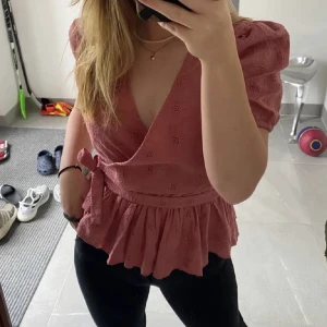 Sommarblus  - Säljer denna fina blusen från NAKD då den blivit för liten tyvärr💕Aldrig använd!