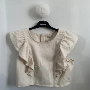 Jeans topp - Beige topp i jeansmaterial från Ginatricot, helt oanvänd, lapp kvar. Storlek XL🤍