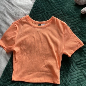 Croppad top - Somrig croppad top! Sitter tajt och superfint. 