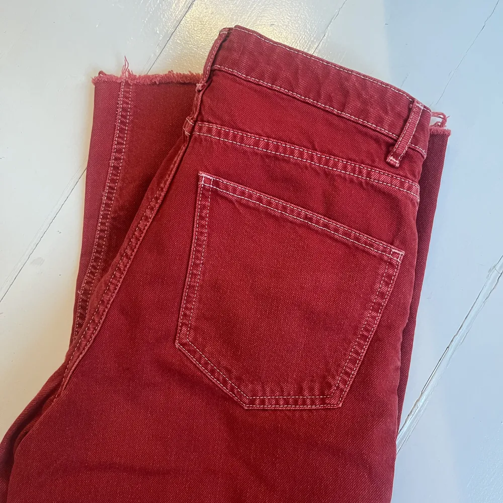Röda byxor från Zara med ”avklippt” stil i byxbenen. Strl 34, fint skick! ❤️ Kan mötas i Stockholm annars betalar köparen frakt 😊. Jeans & Byxor.
