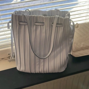 Babyblå väska - Säljer min väska från zara