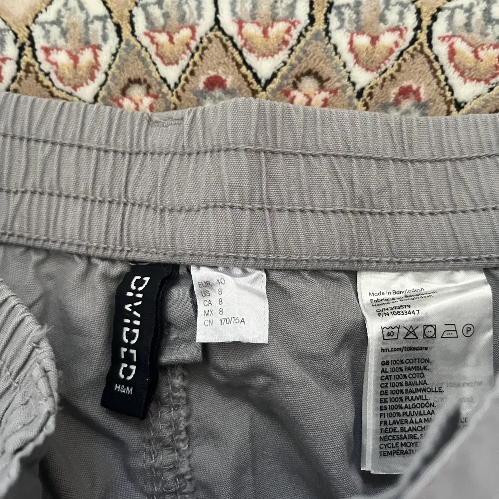 säljer dessa helt nya oanvända cargo byxor köpta ifrån H&M för cirka 200kr. Dem är helt nya pga av att dem passade inte. Dem är väldigt fresh och ger en y2k vibe✨. Jeans & Byxor.