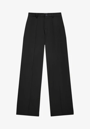 Svarta högmodjade kostymbyxor - Sparsamt använt så ingen synlig slitage, den är i mycket fint skick. Köptes i en PULL&BEAR butik i Mall of Scandinavia. Har även ett par i grå, köper du båda kan jag sänka priset. Originalpriset var 299kr, säljer för 119kr. Kontakta ifall du har frågor ❤️