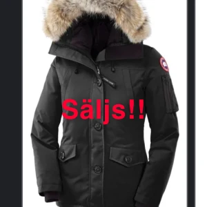 CANADA GOOSE MONTEBELLO ÄKTA - Säljer min Canada goose jacka, modellen heter MONTEBELLO. Storleken är 2xs, men jag är 164 lång och den sitter bra på mig om man önskar en figursydd jacka. Inköpt för 2 år sedan. Kvitto och fler bilder finns🤍 Vid snabb affär kan jag gå ner i pris! 