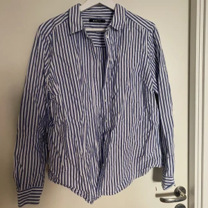 💙randig skjorta💙 - randig skjorta från gina💙 figursydd💙 storlek 42💙