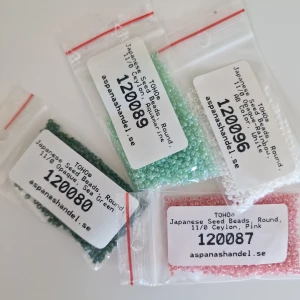 Japanska Glaspärlor för smycken  - Kan användas för att göra olika slags smycken. Skickar med frimärken 12:-, totalt 62:-. Skriv vid intresse