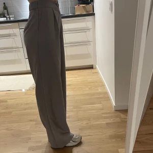 Grå kostymbyxa  - Grå helt oanvänd kostymbyxa från stradivarius i storlek 36. Sitter bra i midjan för mig som vanligtvis bär xs/34, men är stretch i midjan som gör att de även passar dig som vanligtvis bär 36 Jag är ca 170cm lång