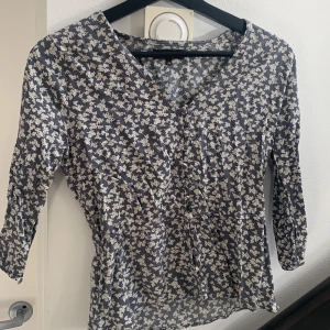 Blus - Frakt tillkommer! 🌸