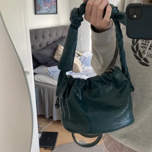 Grön väska  - Superfin grön väska köpt på en marknad i Spanien, aldrig använd☺️