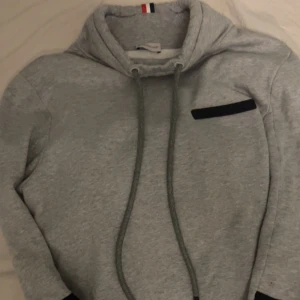Moncler Tröja STEAL! - Hejsan,säljer nu min snygga oanvända Moncler tröja med Turtle Neck riktigt schysst!, Nypris 4k men säljer den för ett riktigt bra pris då jag inte är i behov av den för den inte passar mig, storleken är L men passar M (Moncler liten i strl)! Kan mötas oxå
