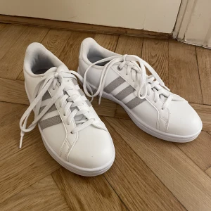 Adidas sneakers  - Snygga fräscha adidas sneakers i storlek 39. Helt oanvända då de inte är min storlek
