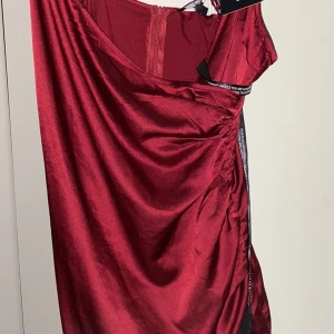 Satin klänning  - Satin klänning röd lila, aldrig använd. 