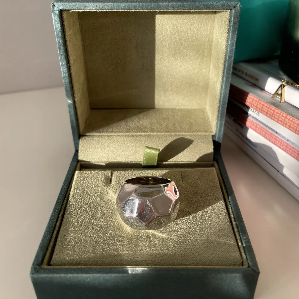 Superfin ring från Sophie by Sophie som är sparsamt använd, unik🫶 urs.pris 1900:- . Accessoarer.