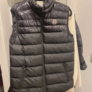 Moncler väst  - Säljer Moncler väst, lite söner så har dragit ner pricet men kan fixas enkelt