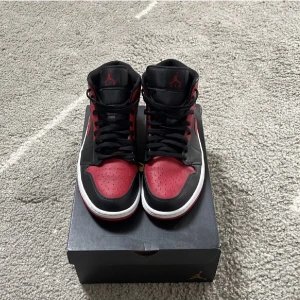 Jordan 1 mid red banned  - Snygga Jordan 1 i väldigt bra skick. Använda fåtalgånger! De är i storlek 44 och priset går att diskutera vid snabb affär 