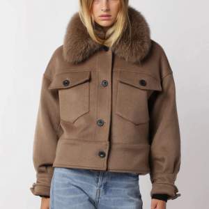 Intressekoll på min bruna ull meotine jacka, bra skick och sparsamt använd utan defekter!❤️ skriv vid frågor