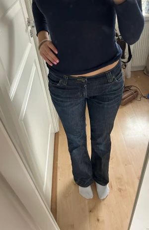 Lee jeans - Mid-waist/ lågmidjade jeans🤍 Midjemått är ca 75 cm Innerbenslängden är ca 83cm  