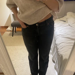 Jeans - säljer ett par svarta jeans från zara ! väldigt snygga och bekväma men har knappt kommit till någon användning🤍 väldigt bra stick !!