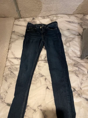 Jeans - Jeans från H&M storlek 36. Andvända men i fint skick. 