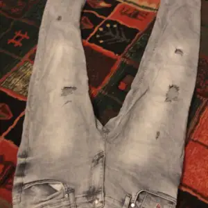 Gant jeans bra skick, hålen var med i designen när de köptes.