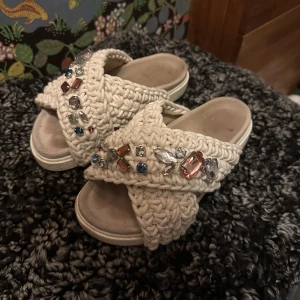 Inuikii tofflor - Säljer endast vid bra bud!!! Mina inuikii tofflor i super bra skick, använt kanske 6 gånger i somras. Nypris var 2299kr därav priset!! 🫶🏽🫶🏽 storlek 37 men passar en mindre 38 också