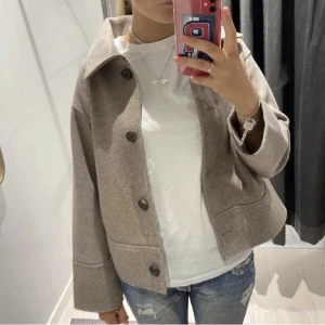 Brun kappa - Så fin och eftertraktad kappa från Kappahl! Kommer tyvärr inte till användning. Passar mig som brukar ha storlek XS/S. Direktpris är 800😇 kappan är i nyskick!!