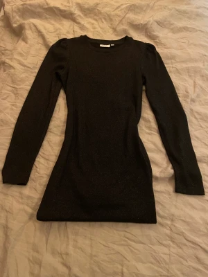 Glittrig klänning  - Jättefin glittrig nyårsklänning från Kappahl i nyskick❤️