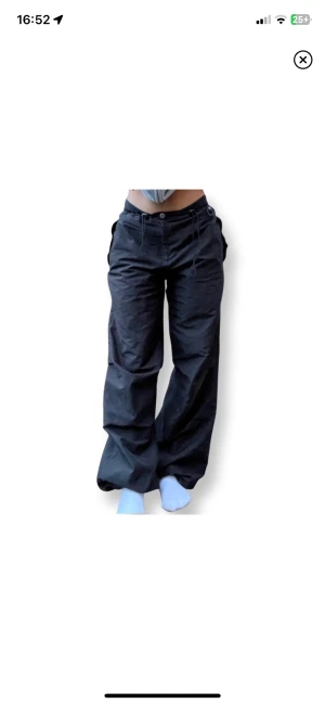 Byxor - Ett par svarta parachute pants med lågmidja💗 jag är 172 men dom går att göra mindre och större i midjan och i benen💗 säljer för jag inte använder dom💗 dom första bilderna lånade💗 fråga om mer bilder💗
