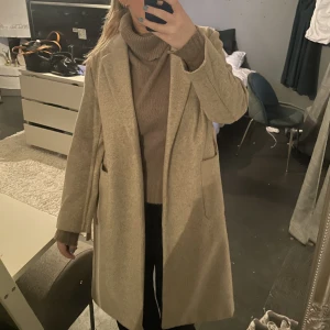 Beige kappa - En superfin kappa med toppen kvalité👌🏽 Kan anpassa storlek utifrån hur man vill ha passformen 