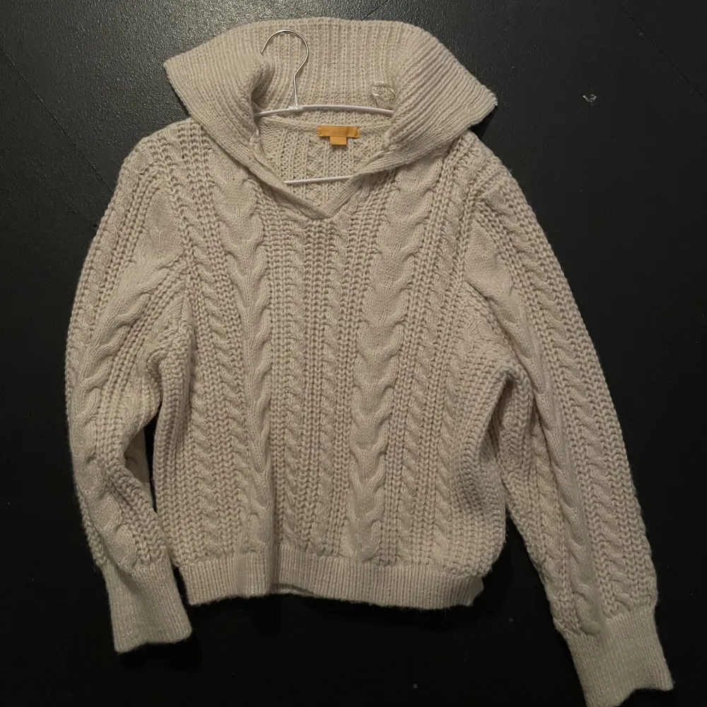 En superfin stickad tröja från Gina Tricot. Neuleet.