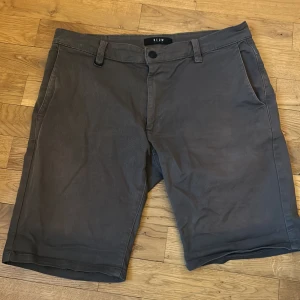 Jeansshorts - Grönbruna jeans shorts från neuw. Något solblekta annars bra skick. Storlek 32