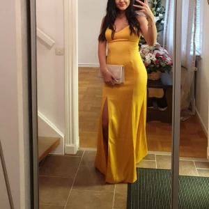 Klänning - Storlek XS (passar även S, man drar åt snören i ryggen) Nypris 3000 kr, jag har på mig klackar och är sammanlagt 170cm på bilderna. Köpt från en klänningsbutik i USA 