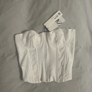 Zara Korsett - säljer min nyköpta korsett från Zara pga att den inte passade mig så bra. Den är aldrig använd o är i strlk M💗 För fler bilder eller frågor skriv privat!