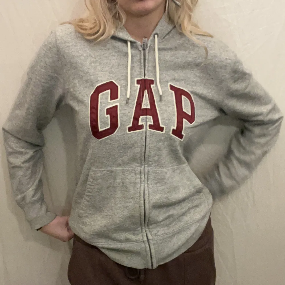 Grå Hoodie med rött emblem av Gap. Fint skick. . Hoodies.