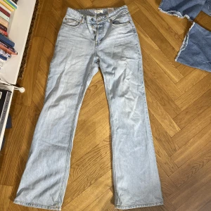 Ljusblåa jeans - Jättesnygga mid rise jeans. Nästan oanvända 