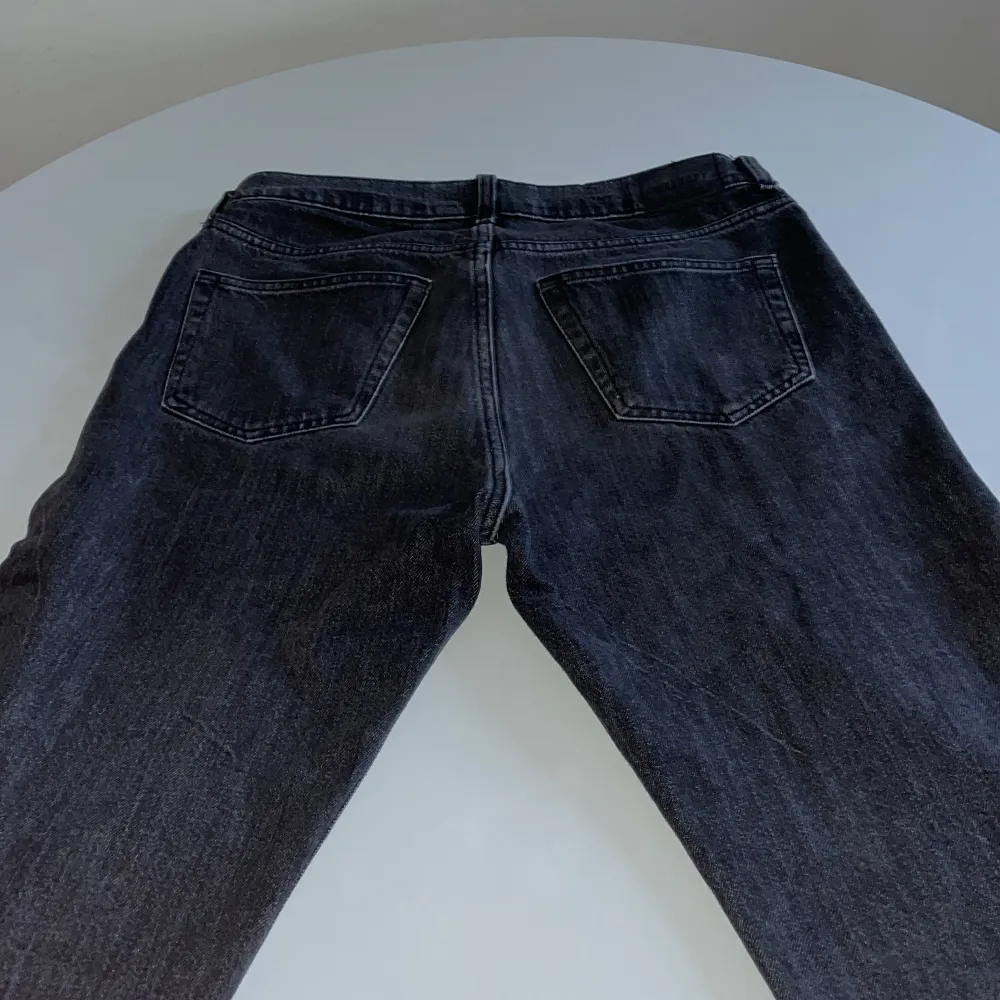 Ett par väl omhändertagna weekday jeans i storleken 29/32. De är stora i midjan . Jeans & Byxor.