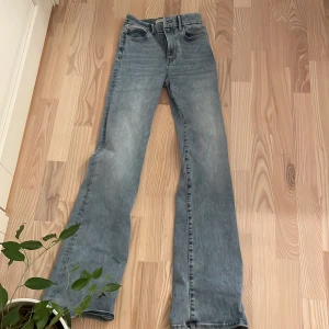 Lindex jeans flare/ bootcut 💕 - Nu säljer jag mina jeans från Lindex som jag tyckte i efterhand var för långa. Dom är i nyskick och använda någon enstaka gång. Ordinariepris: 700 kr och jag har tänkt mig 100 men pris kan diskuteras. Jag är 1,60 cm och dom är lite för långa för mig.💕