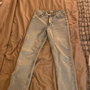 Ljus blå byxor från Gina Tricot - Säljer då de inte passar i midjan. Jag är 168 cm lång. Använt fåtal gånger. Är i bra skick. Köparen står för frakt!