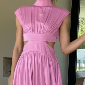 Sommarklänning  - Köpt världens finaste klänning från BILLY J, australiensiskt märke. Passar tyvärr inte till det jag hade tänkt ha den till. Ser om någon är intresserad, annars skickar jag tillbaka den. Lite jobbigt att frakta med Dhl fram o tillbaka till Australien🤪 